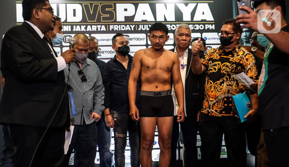 Petinju Thailand Panya Uthok menjalani sesi timbang badan jelang laga memperebutkan gelar WBC Asian Boxing Council Silver di Balai Sarbini, Jakarta, Kamis (30/6/2022). di Balai Sarbini, Jakarta, Kamis (30/6/2022). Daud Yordan dan Panya Uthok dipastikan naik ring dalam duel bertajuk MPRO Evolution Fight Series 2022. (Liputan6.com/Johan Tallo)