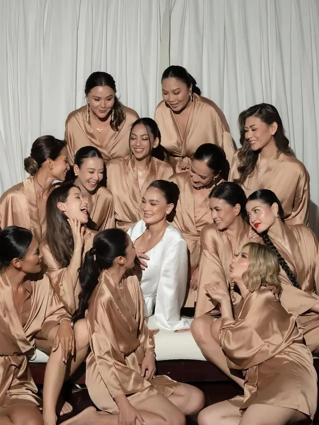 5 Potret Luna Maya Pakai Bridal Robe Bareng Bridesmaid, Memukau dari ...