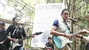 Calon wakil presiden nomor urut 02 Sandiaga Uno (kanan) bermain gitar saat Ngobrol Pintar (Ngopi) di Hutan Kota Sangga Buana, Jakarta, Rabu (7/11). Sandi membawakan lagu Koes Ploes berjudul Bujangan. (Liputan6.com/Herman Zakharia)