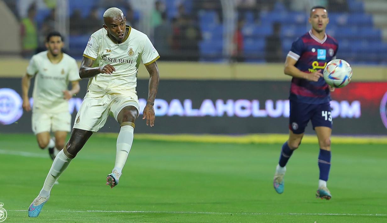 Striker Al Nassr FC, Anderson Talisca melepaskan tendangan saat menghadapi Al Adalah pada laga pekan ke-22 Liga Arab Saudi 2022/2023 di Prince Abdullah Stadium, Rabu (5/4/2023) dini hari WIB. (twitter@AlNassrFC)