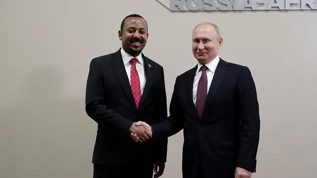 Abiy Ahmed (kiri) dan Vladimir Putin (kanan) (wikimedia commons)
