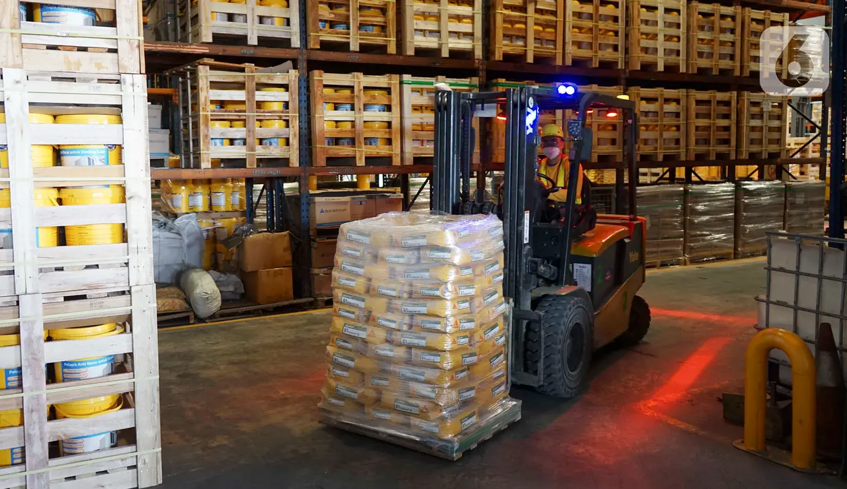 Pekerja dengan mobil lift pengangkut barang mendistribusi bahan kimia untuk konstruksi dan industri di Gudang Sika Indonesia, Bogor, Selasa (24/05/2022). Perusahaan asal Swiss mengalami pertumbuhan bisnis positif mencapai dua digit di masa pandemi. (Liputan6.com/HO/Reza)