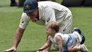 Wakil Kapten tim kriket Australia, David Warner bermain dengan anaknya usai laga melawan Selandia Baru di Brisbane, Australia, Senin (9/11/2015). (AFP Photo/Saeed Khan)