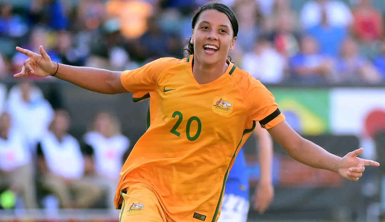 Sam Kerr merupakan pesepak bola putri asal Australia yang saat ini membela Chelsea. Ia mendapatkan bayaran 500 ribu dolar atau sekitar Rp7,1 miliar per tahun. Bersama The Blues, dirinya berhasil mempersembahkan dua gelar FA Women's Super League. (Foto: AFP/Getty Images/Herry How)
