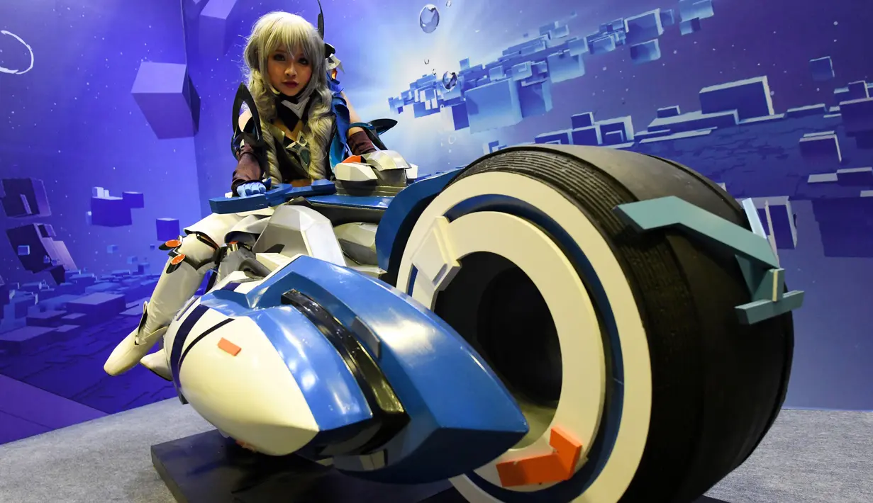 Seorang cosplayer berpose pada hari pertama Festival Anime Asia di Singapura (29/11/2019). Festival ini menarik lebih dari 100.000 pengunjung selama tiga hari. (AFP Photo/Roslan Rahman)