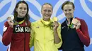 Perenang Swedia Sarah Sjostrom (tengah) berpose dengan perenang Kanada, Penny Oleksiak yang memenangkan perak dan Dana Vollmer dari Amerika Serikat yang memenangkan perunggu dalam cabang renang putri di Olimpiade 2016, Minggu (7/8). (Christophe SIMON/AFP)
