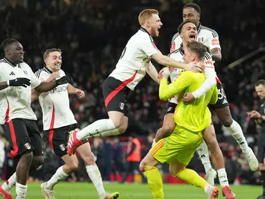 Para pemain Fulham merayakan kemenangan atas Manchester United dalam laga putaran kelima FA Cup 2024/2025 yang dihelat di Old Trafford, Minggu (2/3/2025) malam WIB. (AP Photo/Jon Super)