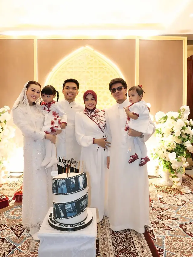 Potret Aaliyah Massaid Tampil Anggun dalam Balutan Gamis Putih di Momen Tasyakuran 4 Kehamilan