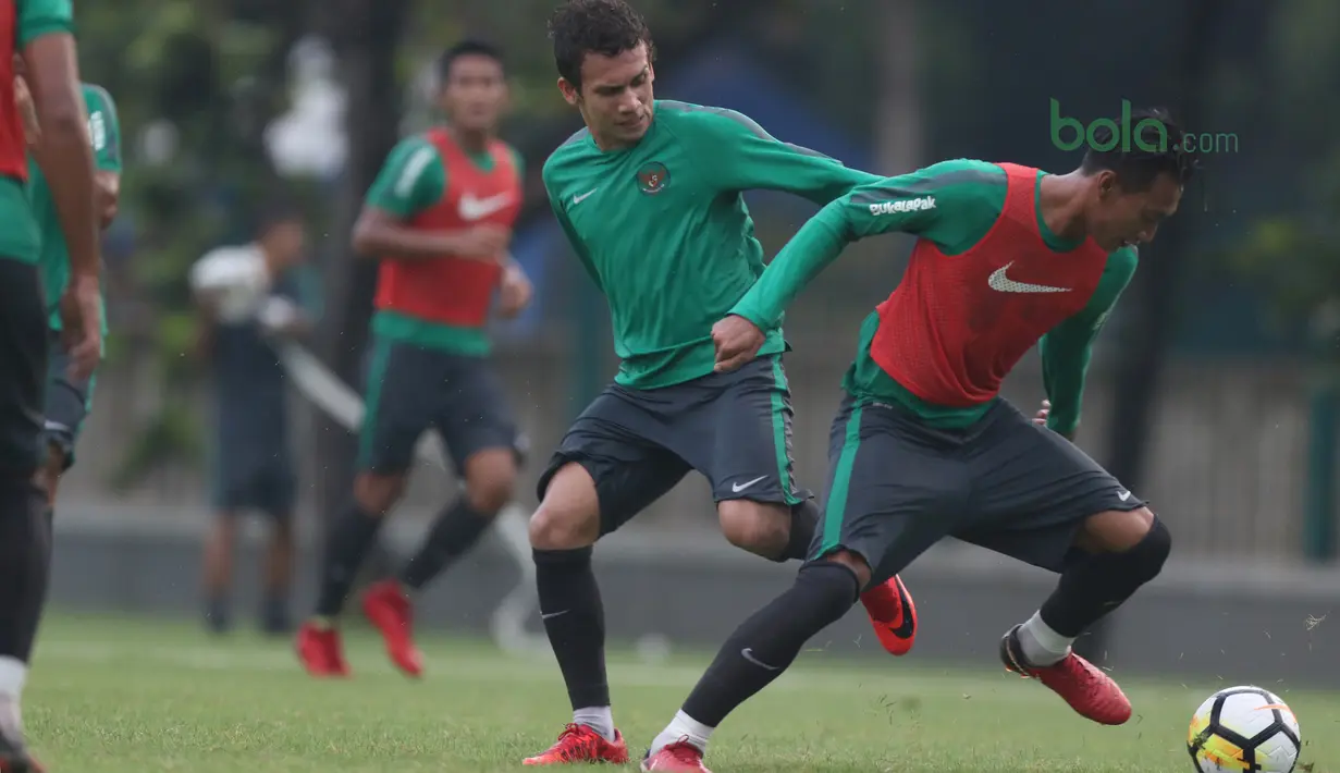 Pemain Timnas Indonesia U-23, Egy Maulana Vikri (kiri) berebut bola dengan rekannya Hansamu Yama pada sesi latihan di Lapangan A,B,C, Senayan, Jakarta (18/2/2018). Latihan ini merupakan persiapan Asian Games 2018. (Bola.com/Nick Hanoatubun)