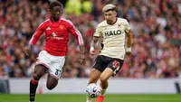 Pemain Manchester United Kobbie Mainoo (kiri) berebut bola dengan pemain Ipswich Town Julio Enciso dalam laga Premier League Inggris antara Man Utd vs Ipswich Town di Manchester, Inggris, Minggu, 30 Agustus 2026. (AP Photo/Dave Thompson)