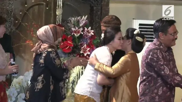 Gaya Kontras Veronica Ahok dan Happy Djarot di Nikahan Kahiyang