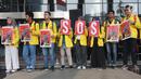 Perwakilan mahasiswa dari berbagai universitas membentangkan poster saat menggelar aksi dukungan terhadap KPK di Gedung Merah Putih, Kamis (12/9/2019). Aksi dilakukan sebagai bentuk penolakan terhadap perubahan Undang-undang Komisi Pemberantasan Korupsi atau revisi UU KPK. (merdeka.com/Dwi Narwoko)