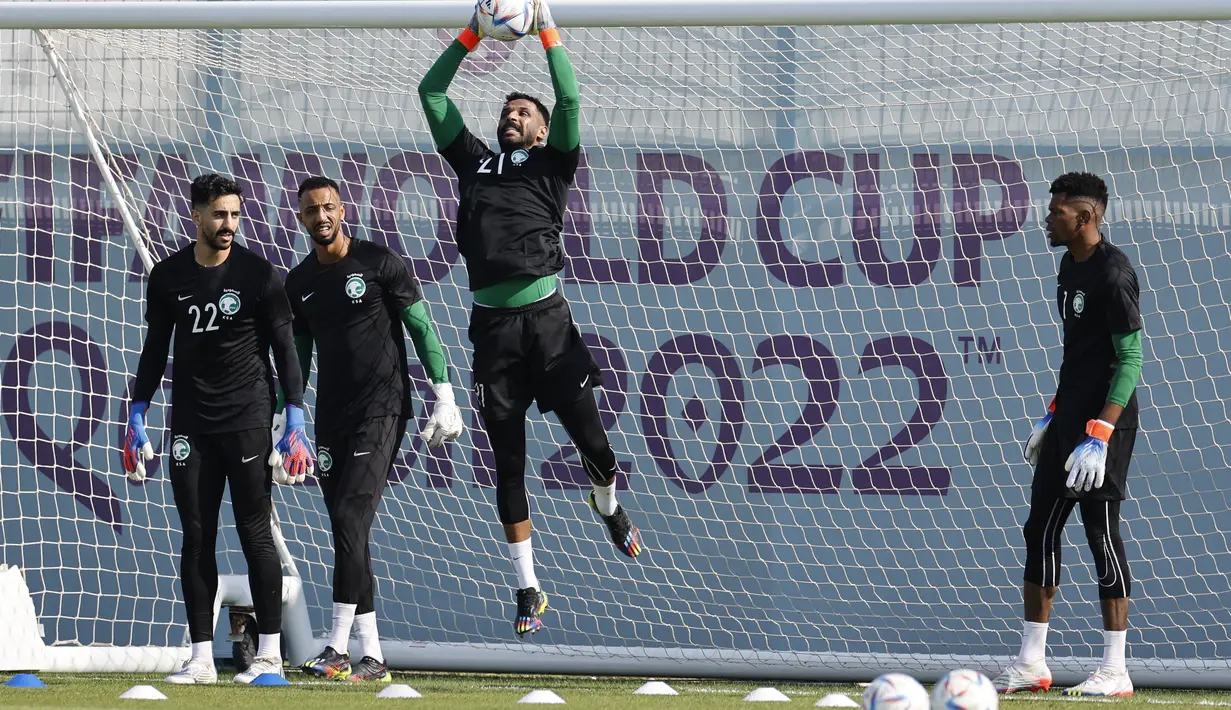 Penjaga gawang Arab Saudi Mohammed Al-Owais menangkap bola saat penjaga gawang mengambil bagian dalam sesi latihan di Situs Pelatihan Sealine di Sealine, selatan Doha (21/11/2022). Arab Saudi akan bertanding melawan Argentina pada grup C Piala Dunia 2022 Qatar. (AFP/Khaled Desouki)