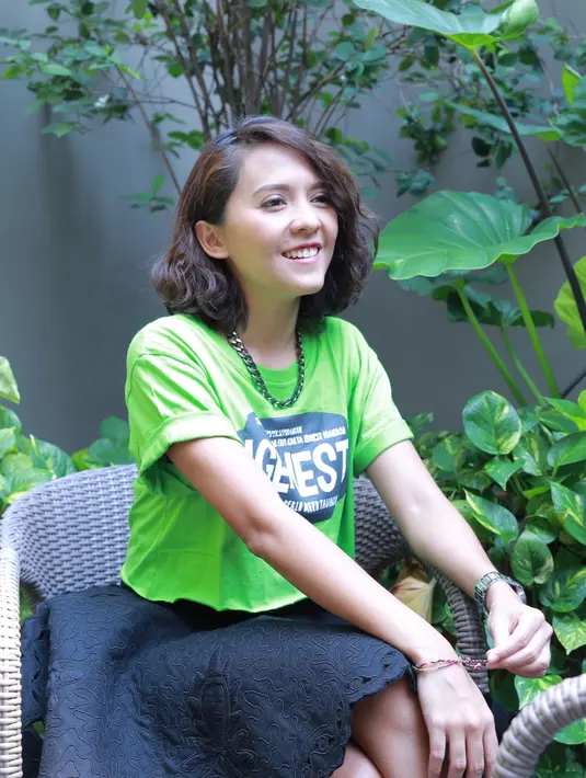 "Kalau aku lagi stres kerja aku travelling. Aku bisa menikmati suasana tanpa harus ngomongi kerjaan. Bisa hang out ke mana saja dan Indonesia negara yang menarik banget," ujar Lala Karmela (Galih W. Satria/Bintang.com)