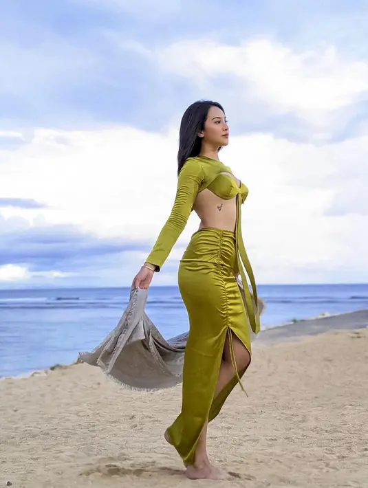 "Romantis banget lah aku, pokoknya aku kayak orang yang terlihat seperti menunjukkan cinta ke pasangan, walaupun adalah perempuan. Aku sih nggak tahu ya, dulu aku pernah kasih bunga ke cowok aku pas zaman kuliah," kata Anya. (Instagram/anyageraldine)