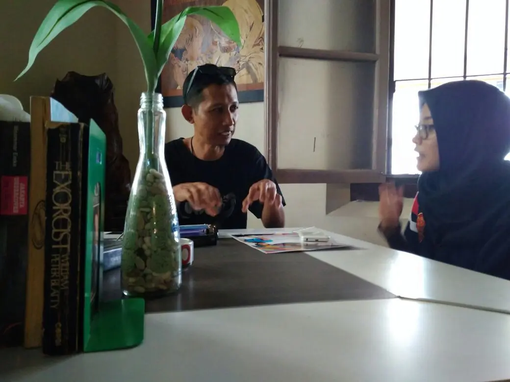 Budi Purwanto, Pewarta Foto dari Tempo ketika diwawancarai Gina Mardani Cahyaningtyas, finalis CJA EMP Semarang. (foto : Liputan6.com/Edhie Prayitno Ige)