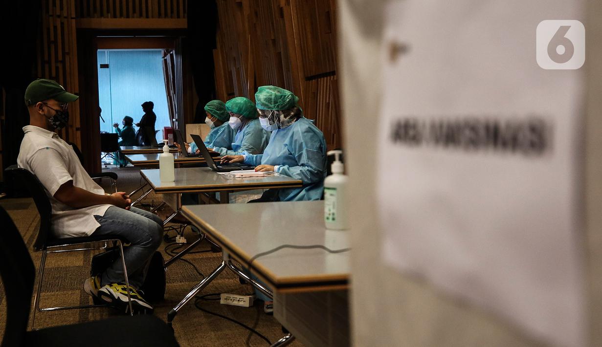 Petugas melakukan screening sebelum menyuntikan vaksin COVID-19 kepada Karyawan Emtek Grup di Hall SCTV Tower, Jakarta, Jumat (4/6/2021). Vaksinasi Gotong Royong pendanaannya dibebankan kepada badan hukum atau badan usaha. (Liputan6.com/Johan Tallo)