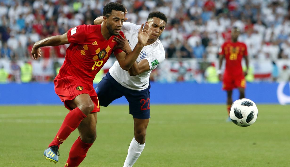 Gelandang Belgia, Moussa Dembele, berebut bola dengan bek Inggris, Trent Alexander-Arnold, pada laga grup G Piala Dunia di Stadion Kaliningrad, Kaliningrad, Rabu (28/6/2018). Belgia menang 1-0 atas inggris. (AP/Alastair Grant)