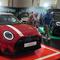 Orang-orang melihat kendaraan listrik MINI 1965 Victory Edition selama acara peluncurannya di Jakarta, Jumat 17 April 2026. MINI Indonesia secara resmi meluncurkan model edisi terbatas MINI 1965 Victory Edition. (AP Photo/Tatan Syuflana)