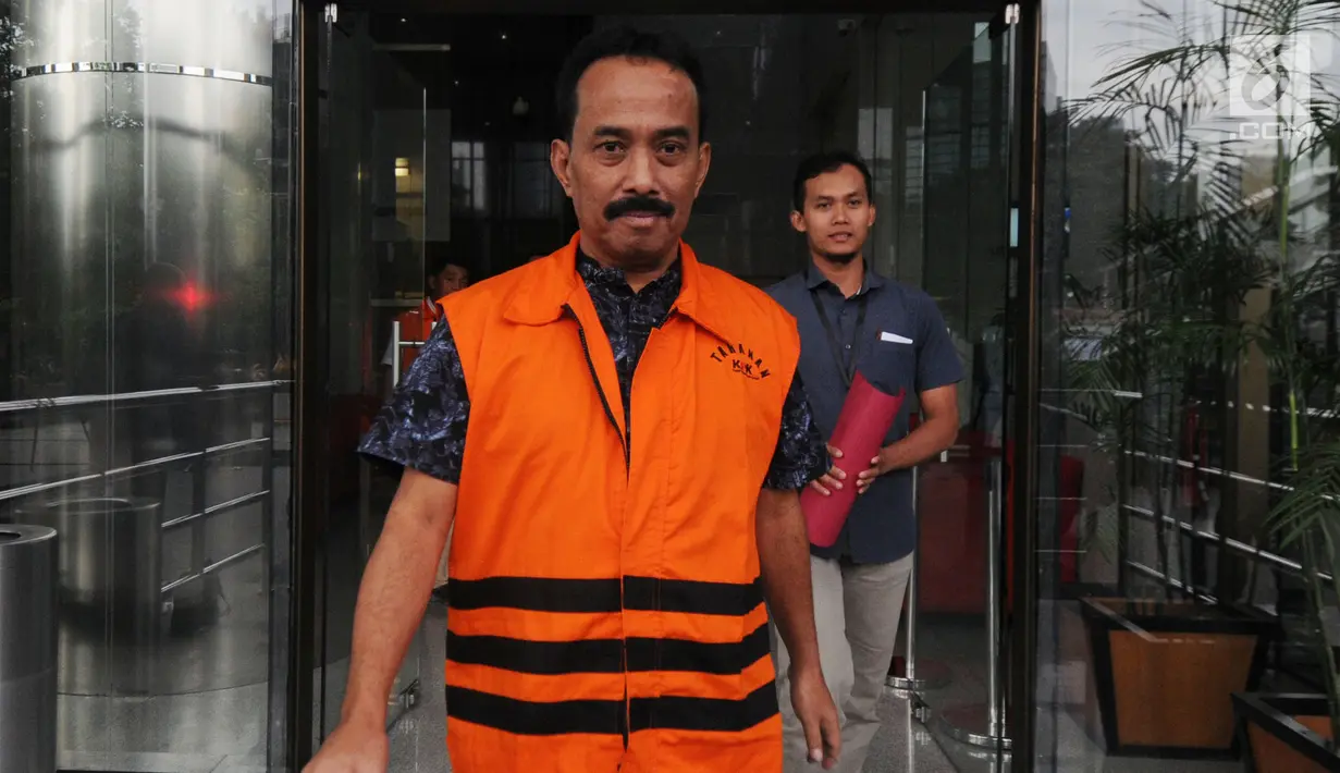 Wali Kota Blitar Muhammad Samanhudi Anwar usai menjalani pemeriksaan perdana pascapenahanan di Gedung KPK, Jakarta, Senin (25/6). Samanhudi menyerahkan diri ke KPK Jumat 8 Juni 2018. (Merdeka.com/Dwi Narwoko)