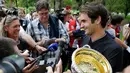 Petenis asal Swiss Roger Federer memberi keterangan kepada awak media usai meraih trofi Australian Open 2017 di Carlton Gardens di Melbourne, Australia (30/1). Federer mengalahkan Nadal dengan skor -4 3-6 6-1 3-6 6-3. (AP Photo / Aaron Favila)