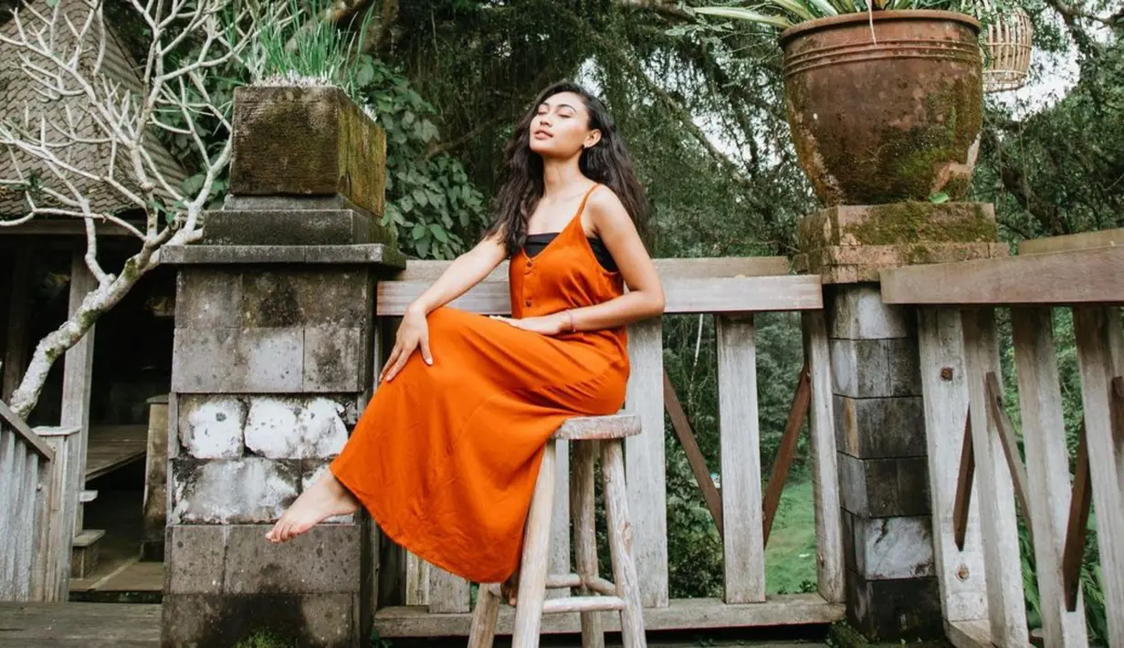 Sebagai salah satu penyanyi dari Indonesia Timur, Novia pun memiliki kulit coklat eksotis dan rambut keriting yang membuat dirinya nampak menawan. (Liputan6.com/IG/noviabachmid)
