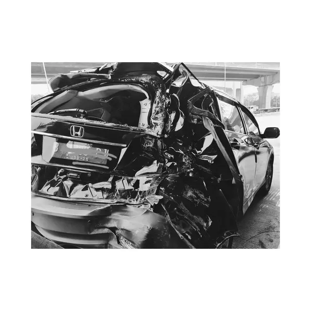 Ditabrak Truk dari Belakang, Ini 6 Potret Kondisi Mobil Dinda Kanya Dewi Usai Kecelakaan