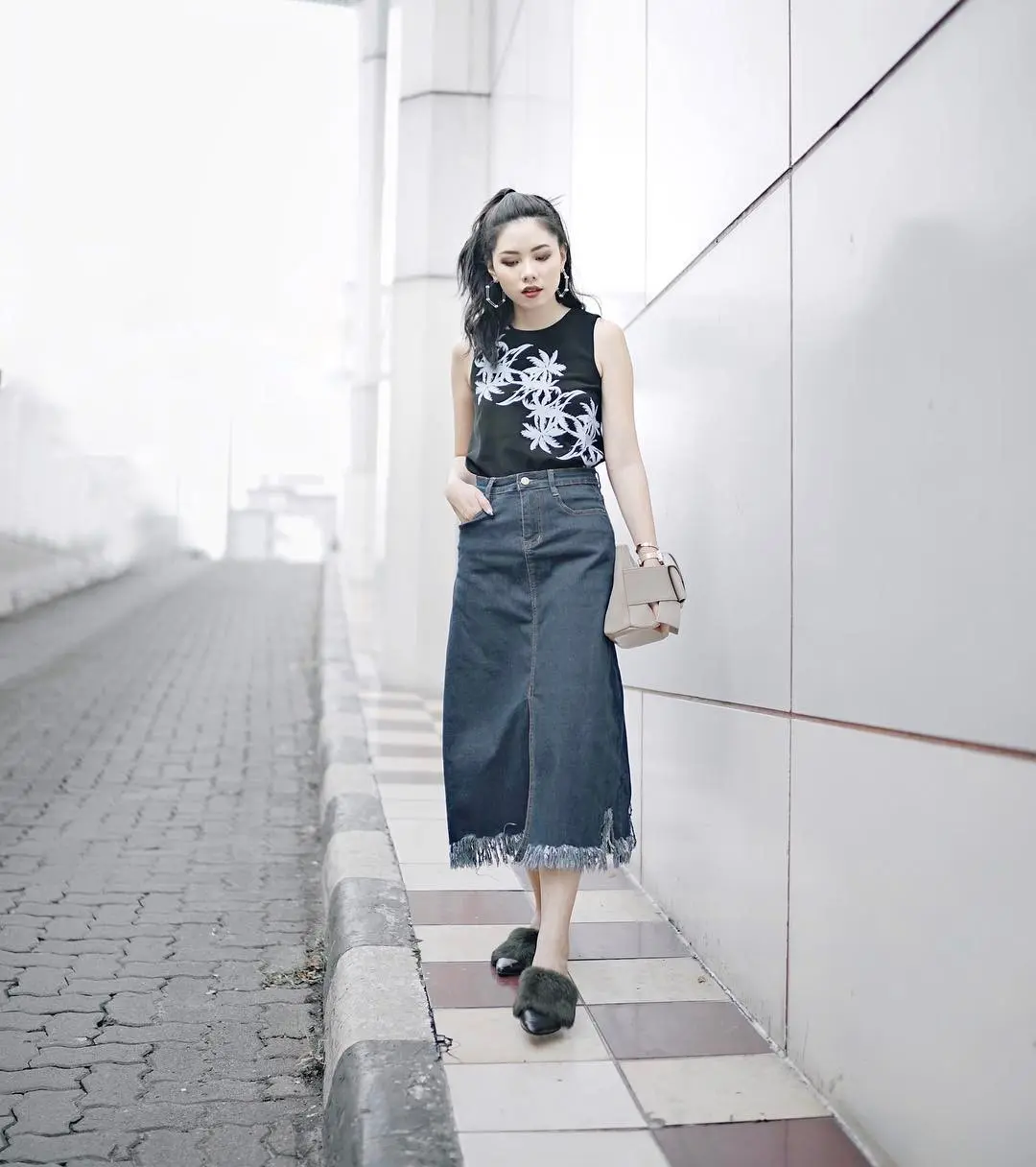 Padu padan busana simple dan casual untuk malam mingguan sama pacar. (sumber foto: @olivialazuardy/instagram)