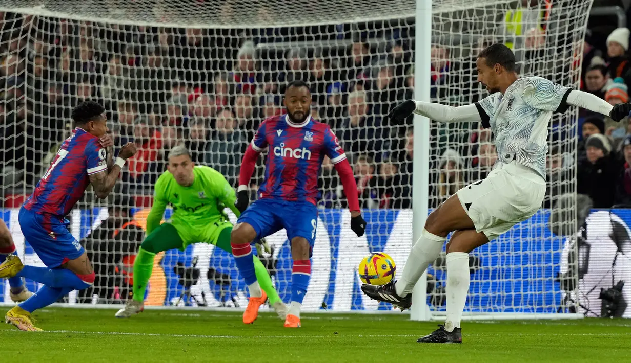 Pemain Liverpool Joel Matip (kanan) berusaha mencetak gol ke gawang Crystal Palace pada pertandingan sepak bola Liga Inggris di Selhurst Park, London, Inggris, 25 Februari 2023. Pertandingan berakhir imbang dengan skor 0-0. (AP Photo/Alastair Grant)