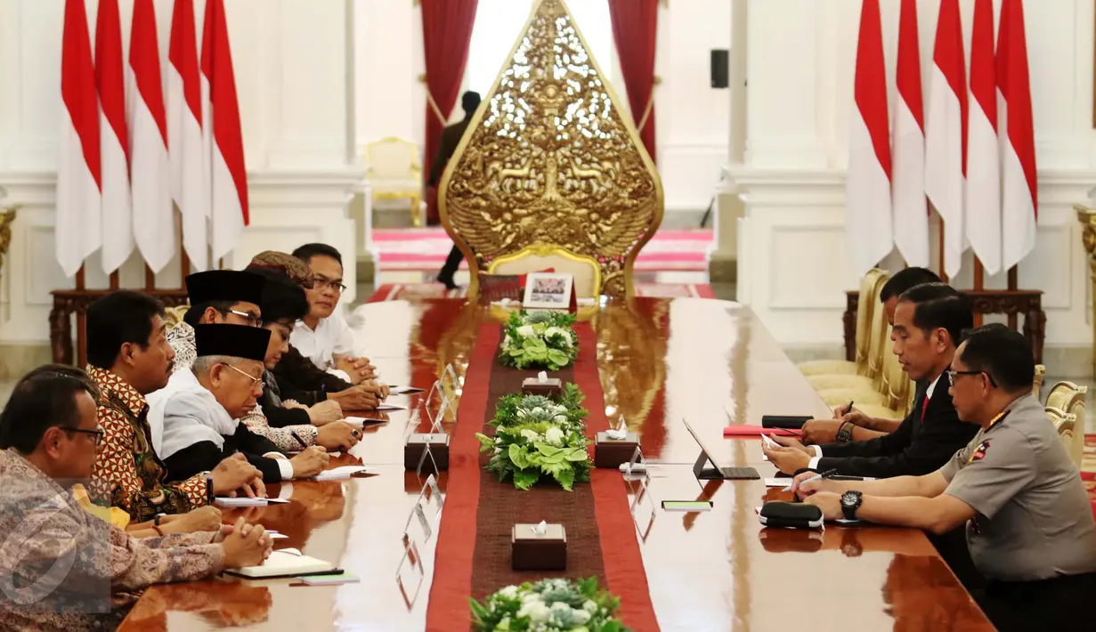 Presiden Jokowi menerima delapan tokoh dari organisasi keagamaan tokoh lintas agama di Istana Merdeka, Jakarta, Selasa (16/5). Selain itu, Jokowi juga menegaskan ada konstitusi yang mengatur kehidupan bernegara. (Liputan6.com/Angga Yuniar)