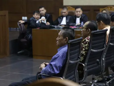 Terdakwa suap putusan perkara perdata yang juga Hakim PN Jakarta Selatan, Irwan (kiri) dan Iswahyu Widodo (kedua kiri) saat sidang pembacaan tuntutan di Pengadilan Tipikor, Jakarta, Kamis (13/4/2019). Keduanya dituntut 8 tahun penjara, denda Rp 200 juta. (Liputan6.com/Helmi Fithriansyah)