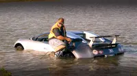  Demi Asuransi, Bugatti Veyron Dipaksa 'Berenang' di Danau