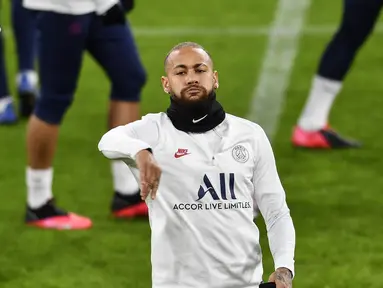 Penyerang PSG, Neymar melempa baju saat sesi latihan di stadion Signal Iduna Park di Dortmund, Jerman (17/2/2020). PSG akan bertanding melawan Borussia Dortmund pada leg pertama babak 16 Liga Champions. (AP Photo/Martin Meissner)