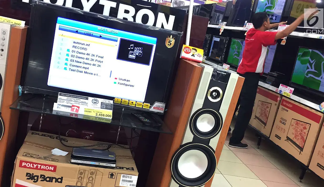 Pekerja merapikan barang elektronik yang dijual di pusat perbelanjaan di Jakarta, Rabu (5/9). Kenaikan harga barang elektronik karena produk ini sangat bergantung pada impor. (Liputan6.com/Immanuel Antonius)