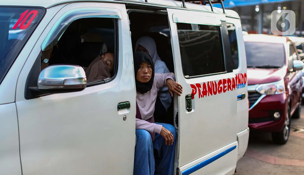 Ada pula yang tidur di dalam mobil dengan kondisi matahari terik. (Liputan6.com/Angga Yuniar)