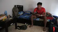 Yandi Sofyan saat berada di kamarnya di Mess Persib sebelum berangkat ke Jakarta, Jumat (16/10/2015). (Bola.com/Vitalis Yogi Trisna)