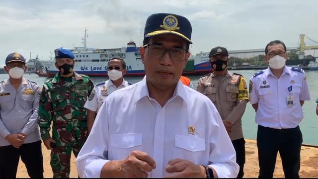 Menteri Perhubungan (Menhub) Budi Karya Sumadi saat melakukan tinjauan langsung di Pelabuhan Indah Kiat, Banten, Sabtu (30/4/2022).
