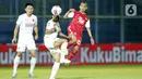 Pemain PSM Makassar M. Arfan (kiri) berebut bola dengan pemain Persija Jakarta Riko Simanjuntak dalam pertandingan babak penyisihan Piala Menpora 2021 di Stadion Kanjuruhan, Malang, Jawa Timur, Senin (22/3/2021). PSM Makassar menang dengan skor 2-0. (Bola.com/Arief Bagus)