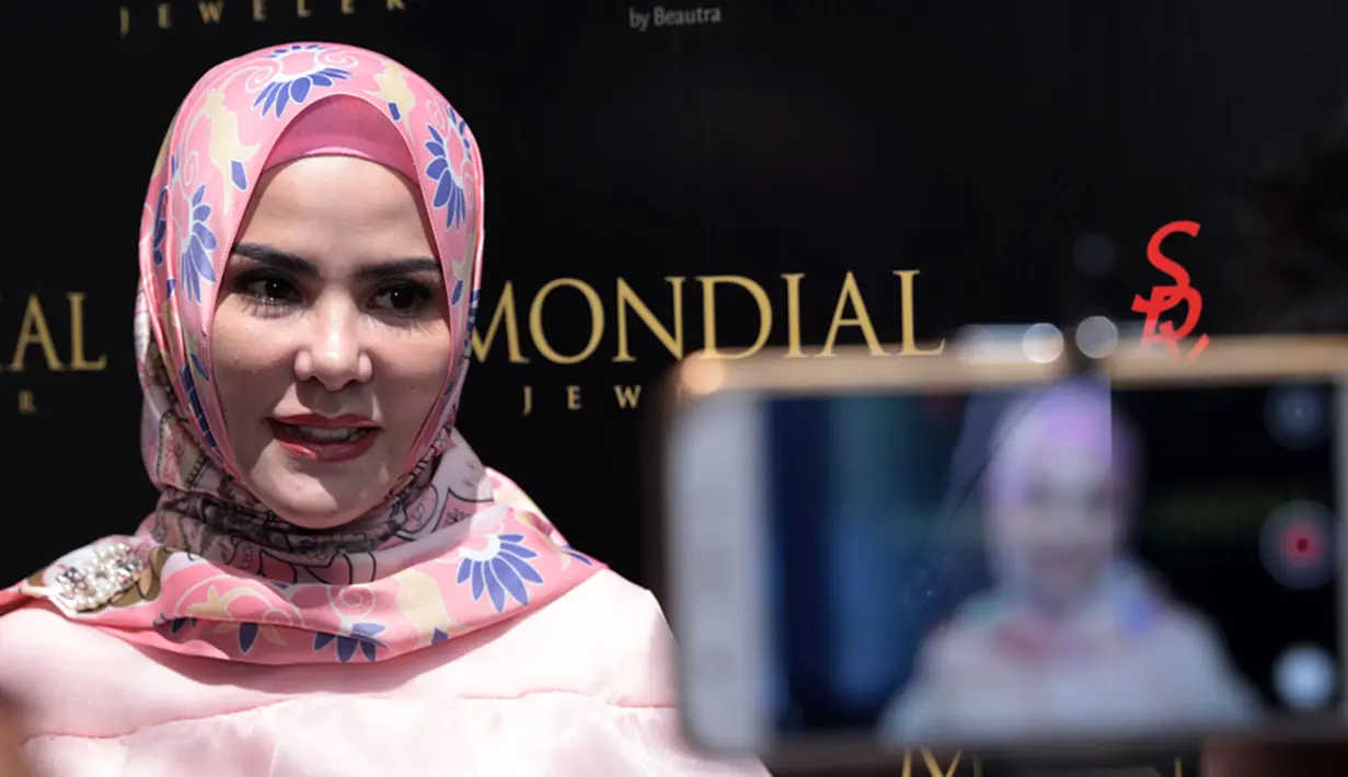 "Mungkin Ramadan tahun ini saya banyak traveling untuk sebuah produk kecantikan. Jadi Ramadhan ini lebih banyak traveling. Kalau persiapan sama seperti sebelumnya," pungkas Angel Lelga.  (Deki Prayoga/Bintang.com)