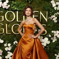 Intip penampilan Zendaya dengan cincin berlian BVLGARI di jari manis saat hadiri Golden Globes 2025. Dikabarkan telah bertunangan dengan Tom Holland! [@louisvuitton/@bvlgari].