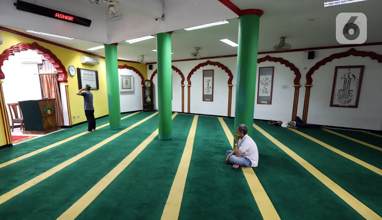 Umat muslim bersiap melakukan Sholat di masjid Lautze, kawasan Sawah Besar, Jakarta Pusat, Rabu (20/4/2022). Masjid Lautze berupa bangunan ruko dengan arsitektur etnis Tionghoa pertama yang ada di Jakarta yang dibangun oleh Haji Karim Oei pada tahun 1991. (Liputan6.com/Johan Tallo)