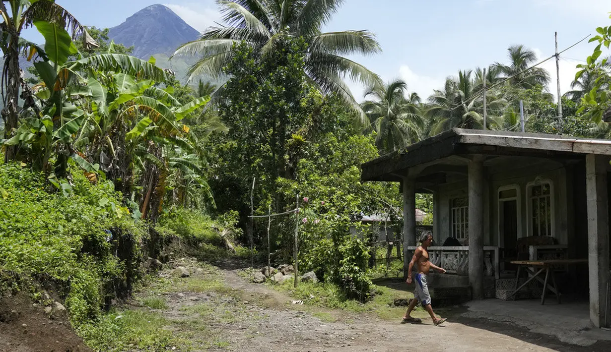 <p>Penduduk Provinsi Albay yang tinggal di dekat zona bahaya permanen dalam radius enam kilometer terpaksa mengungsi ke pusat evakuasi. (AP Photo/Aaron Favila)</p>