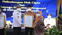 Dirjen Kekayaan Intelektual menyerahkan sertifikat HKI kepada produk lokal sebagai bentuk pengakuan dan penghargaan bagi Kabupaten Sidoarjo. foto (istimewa)