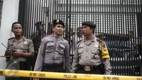 Petugas kepolisian berjaga di lokasi perampokan sadis yang terjadi di Jalan Pulomas Utara, Kayuputih, Pulogadung, Jakarta Timur, Selasa (27/12). Polisi masih menyelidiki barang-barang yang hilang dalam rumah mewah tersebut. (Liputan6.com/Faizal Fanani)