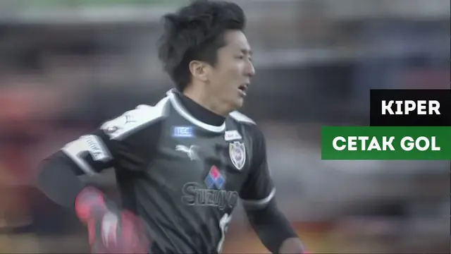 Kiper Shimizu S-Pulse, Yuji Rokutan, mencetak gol dan membuat skor menjadi 3-3 saat menghadapi Vissel Kobe dalam lanjutan Liga Jepang, Sabtu (24/11/2018).