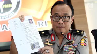 Karopenmas Mabes Polri, Brigjen Dedi Prasetyo menunjukkan data diri terduga teroris yang sudah dilumpuhkan saat rilis di Jakarta, Senin (6/5/2019). Sebelumnya, Densus 88/Anti Teror meringkus tujuh orang kelompok JAD jaringan Lampung dan menyita sejumlah barang bukti (Liputan6.com/Helmi Fithriansyah)