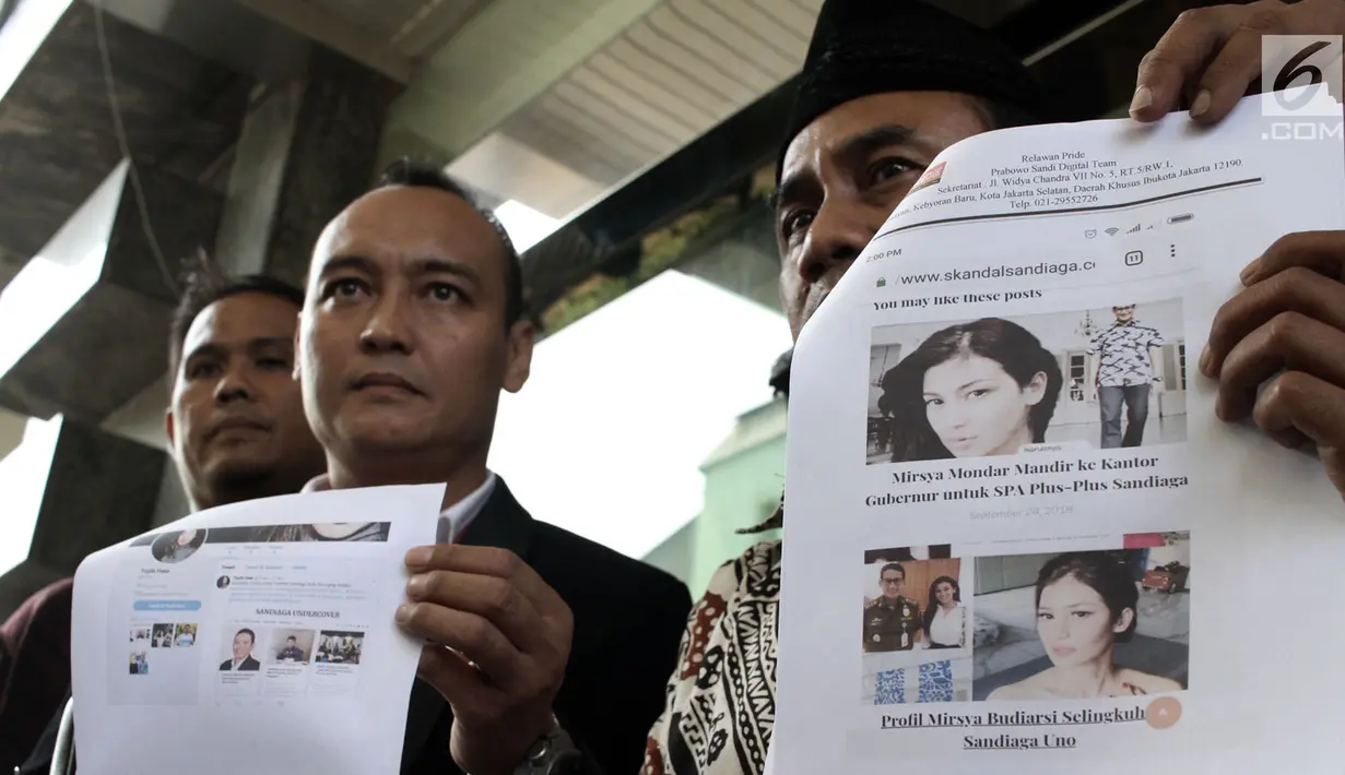 Relawan Prabowo-Sandi Digital Team (PRIDE) menunjukkan barang bukti saat melapor ke Bareskrim Polri, Jakarta, Senin (8/10). PRIDE menyebut enam akun Instagram dan dua website menyebarkan fitnah berisi perselingkuhan Sandiaga. (Merdeka.com/Iqbal Nugroho)