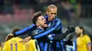 Bek Inter Milan, Danilo D'Ambrosio (kiri), merayakan gol yang dicetaknya ke gawang Sampdoria bersama Joao Miranda dalam lanjutan Serie A Italia di Stadion Giuseppe Meazza, Milan, Minggu (21/2/2016). (AFP/Giuseppe Cacace)