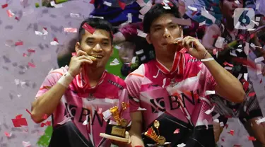 Pebulu tangkis ganda putra Indonesia Leo Rolly Carnando/Daniel Marthin berpose dengan trofi Indonesia Masters 2023 di Istora Senayan, Jakarta Pusat, Minggu (29/1/2023). Leo Rolly Carnando/Daniel Martin keluar sebagai juara Indonesia Masters 2023 seusai mengandaskan pasangan China, He Ji Ting/Zhou Hao Dong dua game langsung dengan skor 21-17, 21-16.  (Liputan6.com/Herman Zakharia)