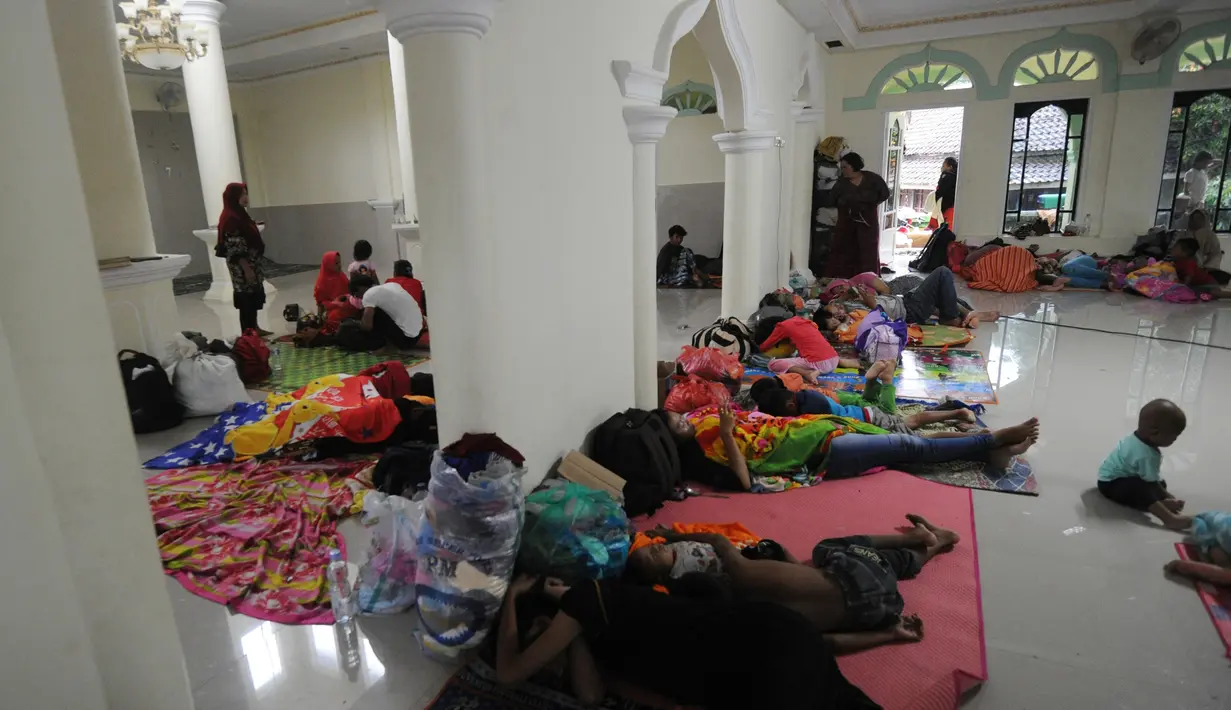 Pengungsi bencana tsunami beristirahat di sebuah masjid di Tenjolahang, provinsi Banten, Rabu (26/12). Tsunami Selat Sunda menerjang kawasan pesisir pantai di Pandeglang, Serang, Banten dan Lampung Selatan pada 22 Desember 2018. (Sonny TUMBELAKA / AFP)